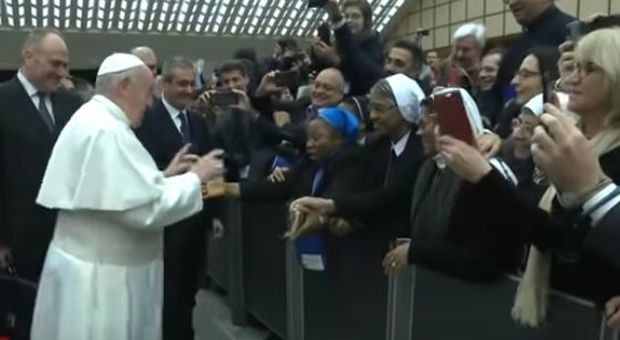 Papa Francesco ironizza con una suora dopo l'episodio dello schiaffo: «Io ti bacio ma tu non mordere»