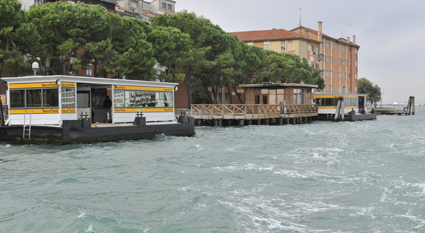 Barca si rovescia davanti a Sacca Fisola: tre persone finiscono in acqua