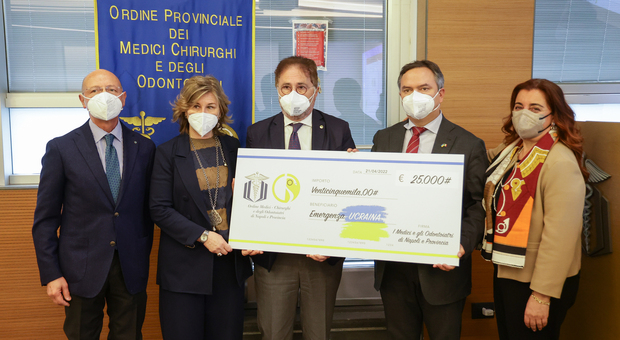 Napoli, l'Ordine dei Medici dona un assegno da 25mila euro al console ucraino Kovalenko