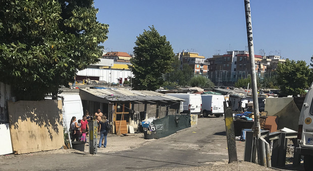 Roma, bonus casa anche ai rom clandestini: «Così lì regolarizziamo»