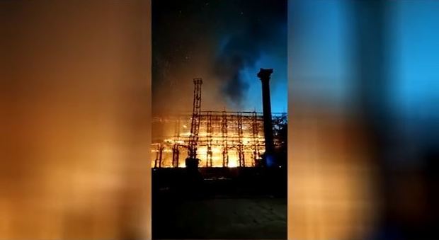 Roma, incendio a Cinecittà: brucia la "Roma antica" degli studios