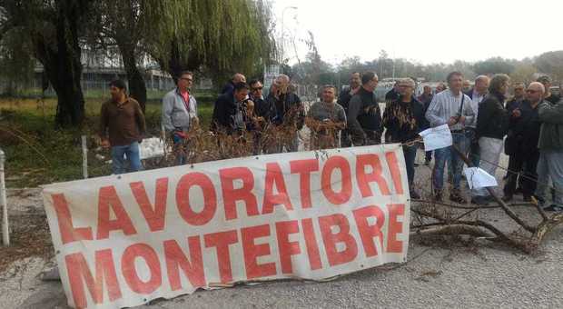 La protesta degli operai ex Montefibre
