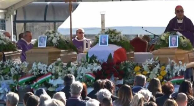 Funerali a Pianello, folla per l'ultimo saluto alle vittime dell'alluvione. La fidanzata di Andrea Tisba: «Ti aspetterò per sempre». Acquaroli in silenzio