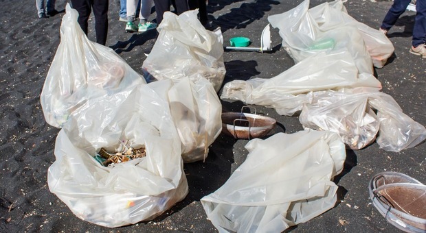 Torre del Greco: volontari e alunni recuperano dieci sacconi di rifiuti su spiaggia libera