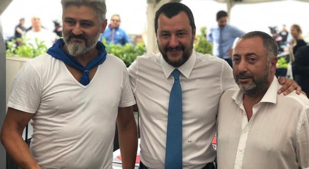 Salvini a Napoli, blitz sul Lungomare e pizza al volo da Haché