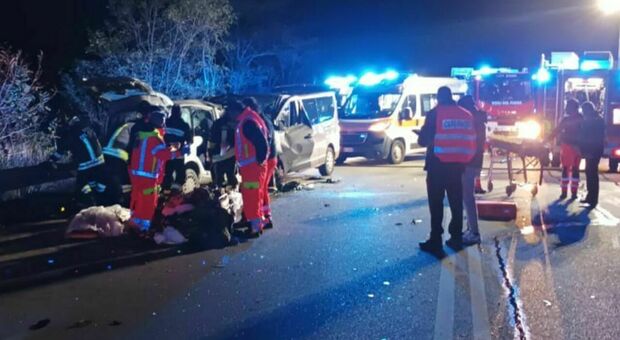 Incidente a Taranto, quattro morti e due feriti: frontale tra auto e minivan, tre delle vittime erano militari