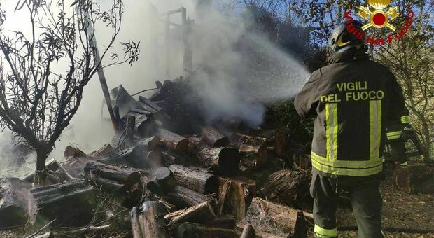 Incendio a Monsampolo, in fiamme un capanno agricolo: per domare il fuoco usata anche la schiuma