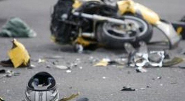 Perde il controllo della moto in rotonda: morto un 34enne