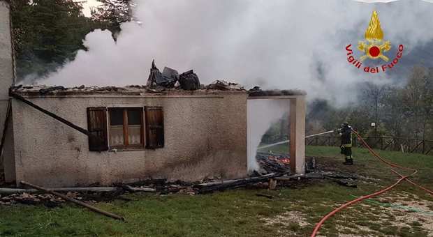 Bolognola, rogo devasta una casa: l'incendio fermato prima del bosco