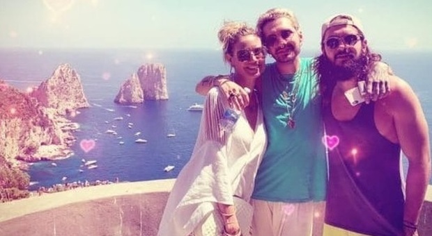 Capri, la top model Heidi Klum si tuffa nella Grotta Azzurra. Rischia multa da 6mila euro