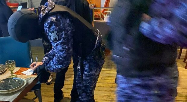 Criticano Putin durante una cena in un locale famoso e vengono arrestati: coppia di russi rischia 5 anni di carcere