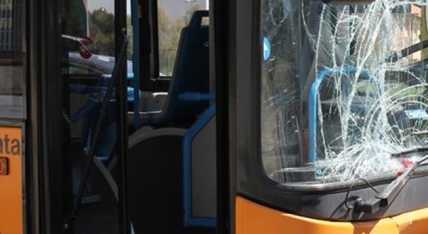 Napoli, agguato a Scampia: autobus Anm preso a sassate, vetro in frantumi