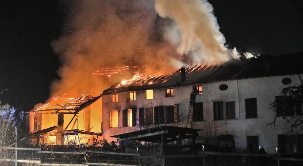 Casa e ricordi inceneriti nell'incendio, Lara Nard: «Grazie a tutti per la solidarietà»