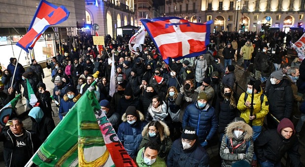 Protesta nazionale no vax a Torino, danneggiato il maxischermo della Regione: denunciati