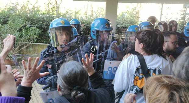 Le tensioni tra i manifestanti del centro sociale Django e la polizia per lo sfratto in viale Francia