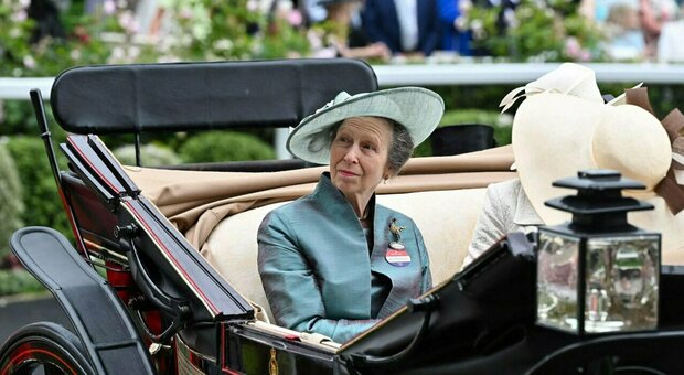 I gioielli della Regina Elisabetta indossati da un'altra donna di Casa Reale: «Valgono oltre 20 mila euro». Ecco chi è lei