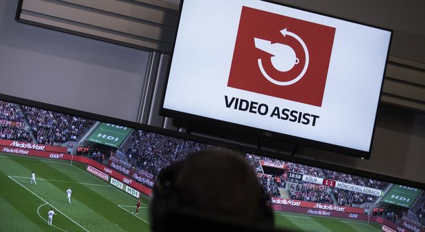 Germania, rimosso il numero uno della Var: la moviola fa litigare la Bundesliga