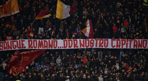 Roma-Spal, Curva Sud con De Rossi: «Nostro Capitano»