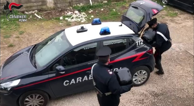 Roma, avevano 2 chili marijuana in auto e 32 a casa: arrestati