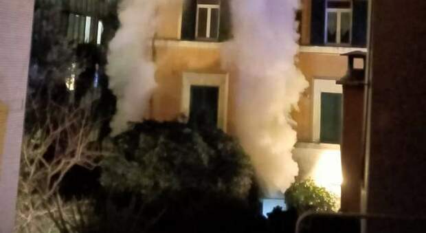 Intrappolata nell'appartamento in fiamme a Roma: vicino coraggioso le salva la vita, morti i suoi tre gatti