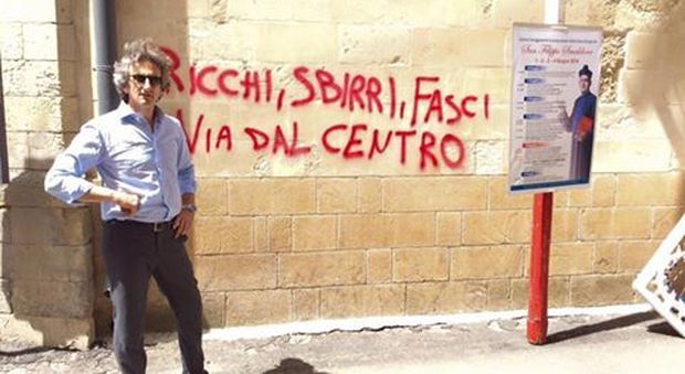 Il sindaco Paolo Perrone accanto alla scritta rossa comparsa sul muro del santuario S.Filippo Smaldone