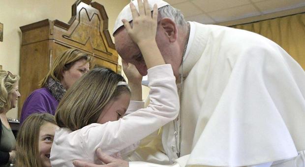 Il Papa fra i bambini ciechi e gli anziani del Centro Sant'Alessio