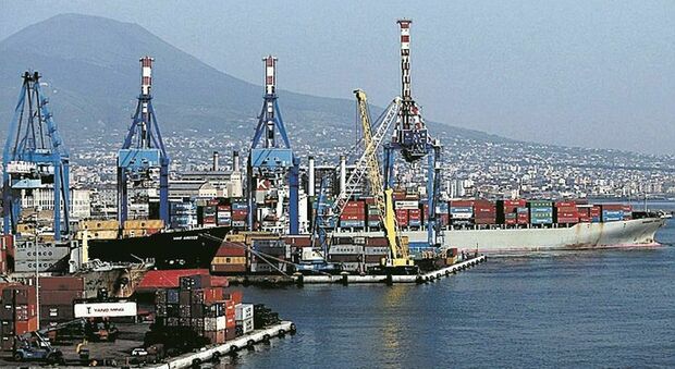 Il porto di Napoli