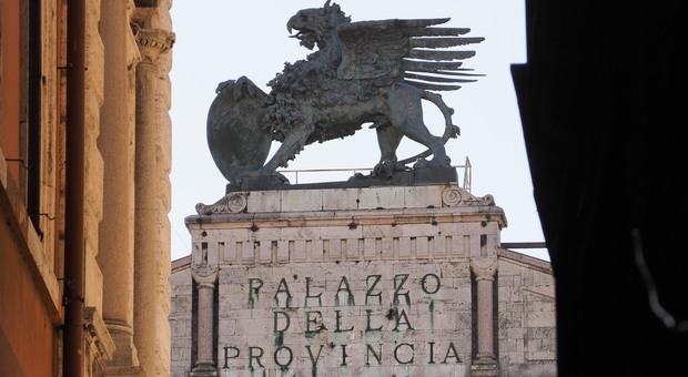 Provincia di Perugia, stipendio più alto per il direttore generale. L'Ente: «Il predecessore prendeva di più»