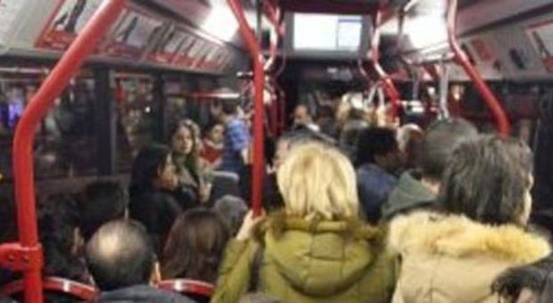Roma, turisti armati sequestrano bus e passeggeri