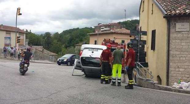 Sassoferrato: si ribaltano con l'auto Feriti tre turisti, uno di loro è grave