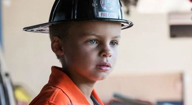 Mason, eroe a 7 anni e premiato dai pompieri: ecco come ha salvato la vita della zia