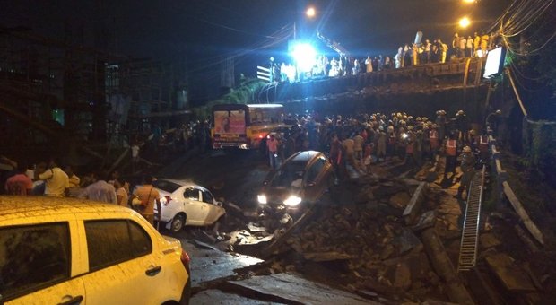Crolla un viadotto stradale a Calcutta, tanta paura ma nessun morto