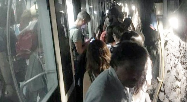Metro Roma bloccata, passeggeri a piedi in galleria sulla linea B