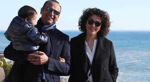 Carlo Conti passeggia sul lungo mare di Imperia con la moglie Francesca Vaccaro e il figlio Matteo