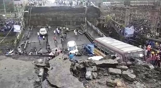 Calcutta come Genova, crolla un ponte: decine di feriti, ma per fortuna nessun morto