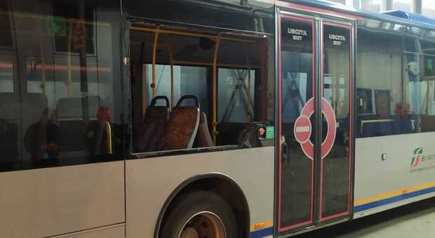 Cancellati i treni della notte, i bus finiscono nel mirino dei vandali