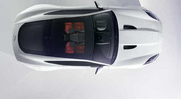 a nuova Jaguar F-Type Coupé vista dall'alto