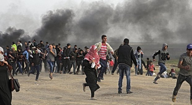 Gaza, scontri tra israeliani e Hamas. Lanci di pietre con le catapulte