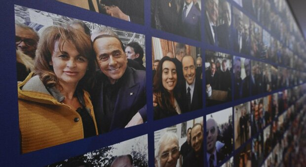 Berlusconi day: cori con Al Bano, le statuine di Dudù. E anche Zangrillo si lancia nelle danze