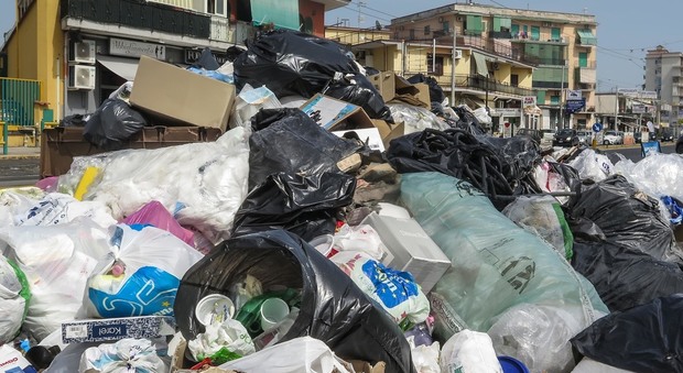 È emergenza rifiuti a Napoli, periferie sommerse dalla monnezza: «Da lunedì città pulita»