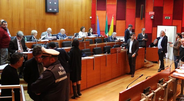 Napoli, sospeso il Consiglio comunale: l'opposizione diserta la conferenza dei capigruppo