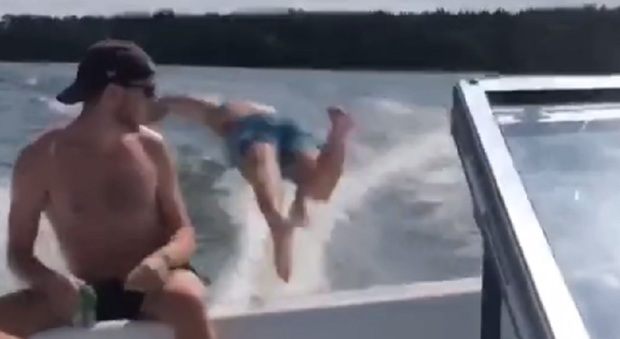 Jumping boat, il nuovo pericoloso trend di TikTok: «Chi salta può spezzarsi l'osso del collo»