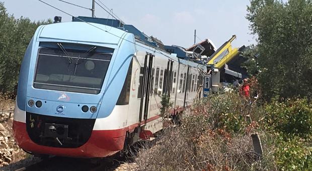 Scontro treni, la Ferrotramviaria: «Errore umano o guasto. Impatto a 200 chilometri orari»