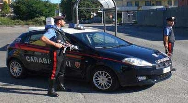 Tentano di rubare in un bar ma scatta l'allarme, due diciannovenni arrestati dai carabinieri