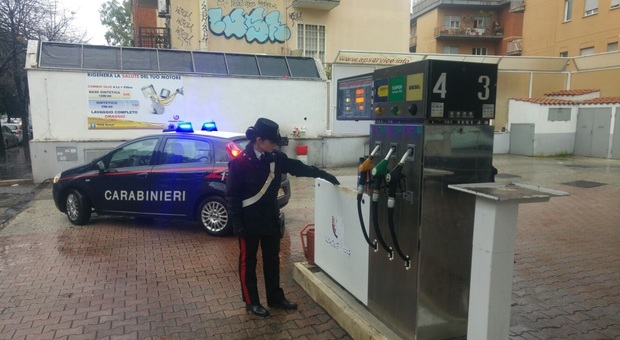Paura al Portuense, dà fuoco a distributore di benzina: il rogo spento poco prima che scoppiasse