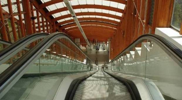 Torino, si siede sulle scale mobili della metro: 29enne cade e muore