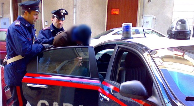 Napoli, bidello arrestato per violenza sessuale su alunno delle elementari