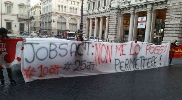 Jobs Act, blitz degli studenti a Palazzo Chigi: "Non ascoltano i giovani, aumenta il precariato"