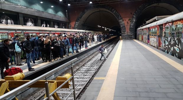 Napoli, trasporti al collasso: Cumana ferma per 40 minuti, l'ira dei pendolari