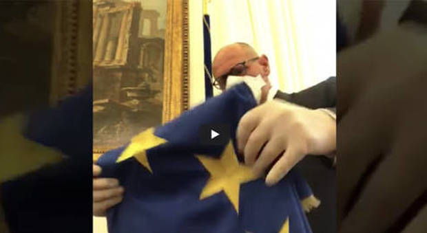 Rampelli (FdI) toglie la bandiera Ue dal suo ufficio a Montecitorio. «Forse ci vediamo dopo, forse» VIDEO